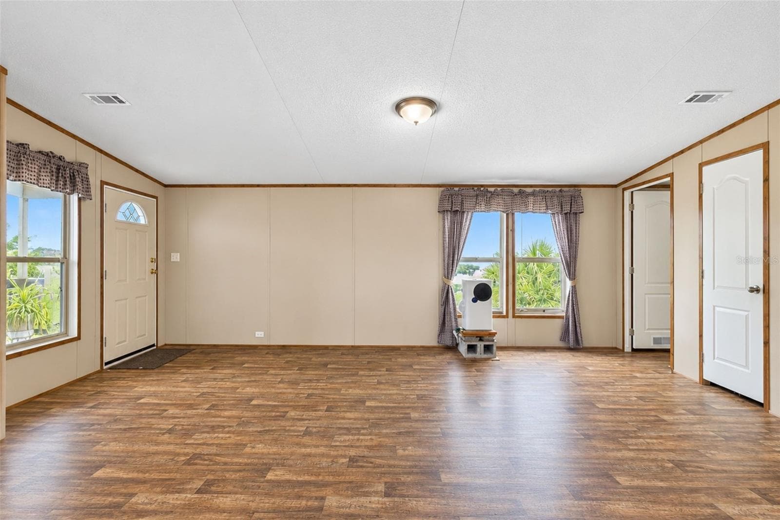 Main living area - 9066 PINEHAVEN WAY, ENGLEWOOD