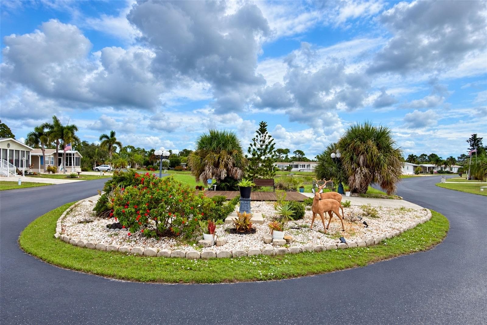 Pretty landscaping in the island! - 9066 PINEHAVEN WAY, ENGLEWOOD