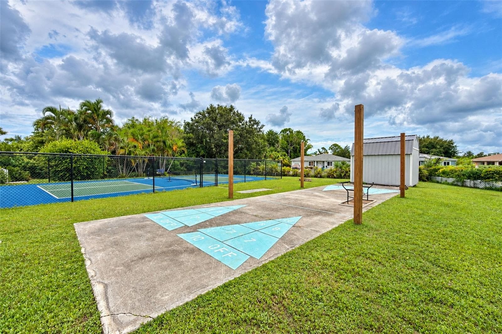 Community amenities - 9066 PINEHAVEN WAY, ENGLEWOOD