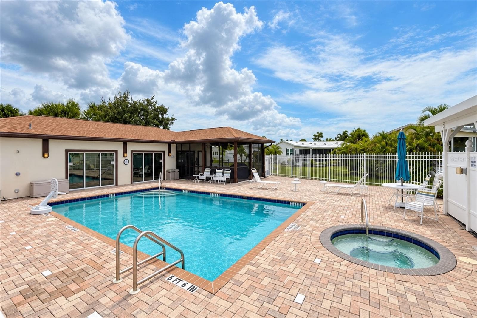 Pool and spa - 9066 PINEHAVEN WAY, ENGLEWOOD