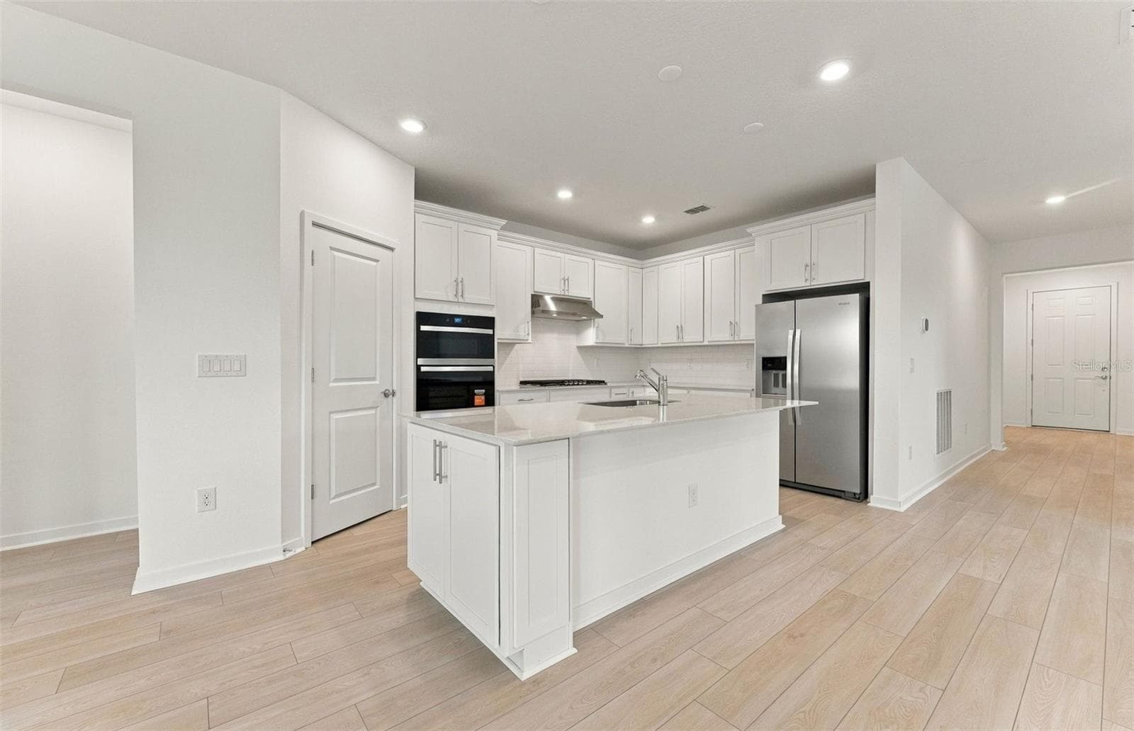 Stylish Built-in Kitchen - 10037 TRELLIS VINE WAY, PARRISH