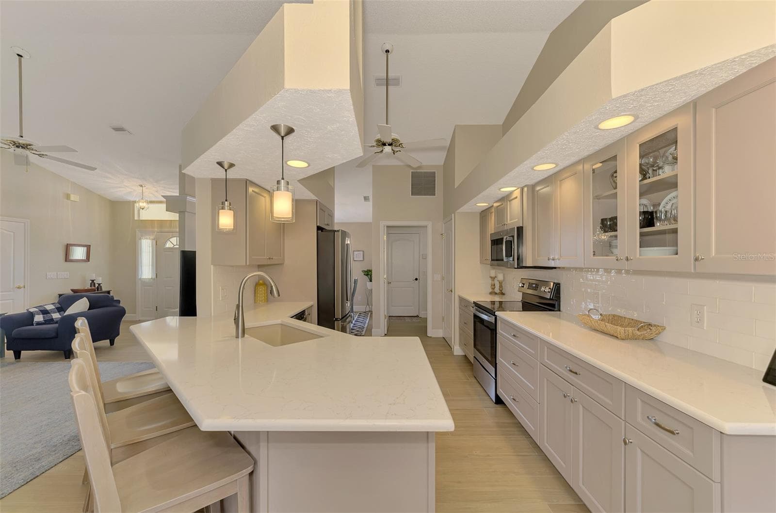 Single Family Residence at 426 BERMUDA ISLES CIR, VENICE, photo 16 of 97