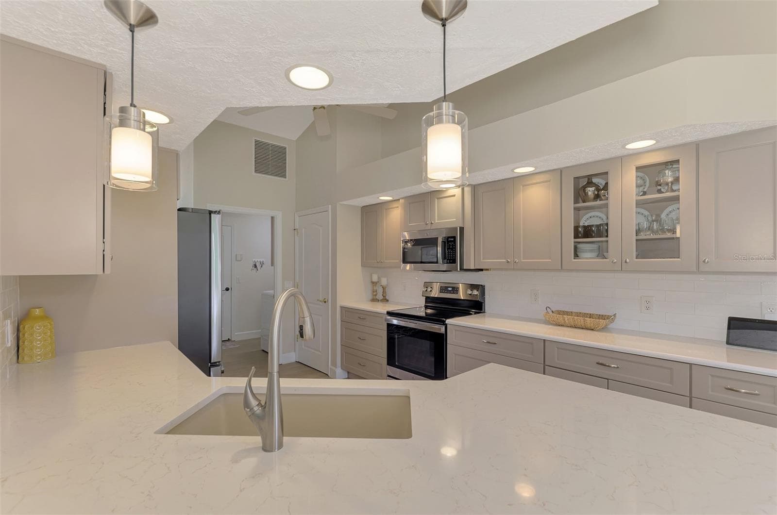 Single Family Residence at 426 BERMUDA ISLES CIR, VENICE, photo 28 of 97