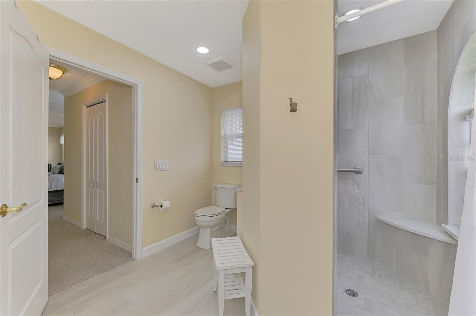 Single Family Residence at 426 BERMUDA ISLES CIR, VENICE, photo 41 of 97