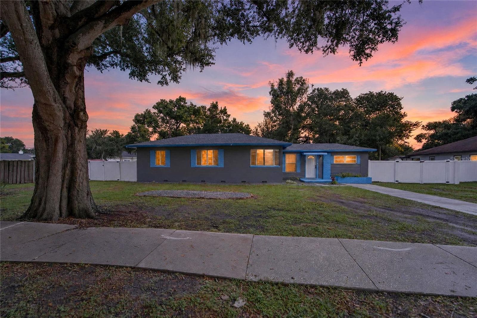 Single Family Residence at 627 HOLLY PL, LAKELAND, photo 2 of 22