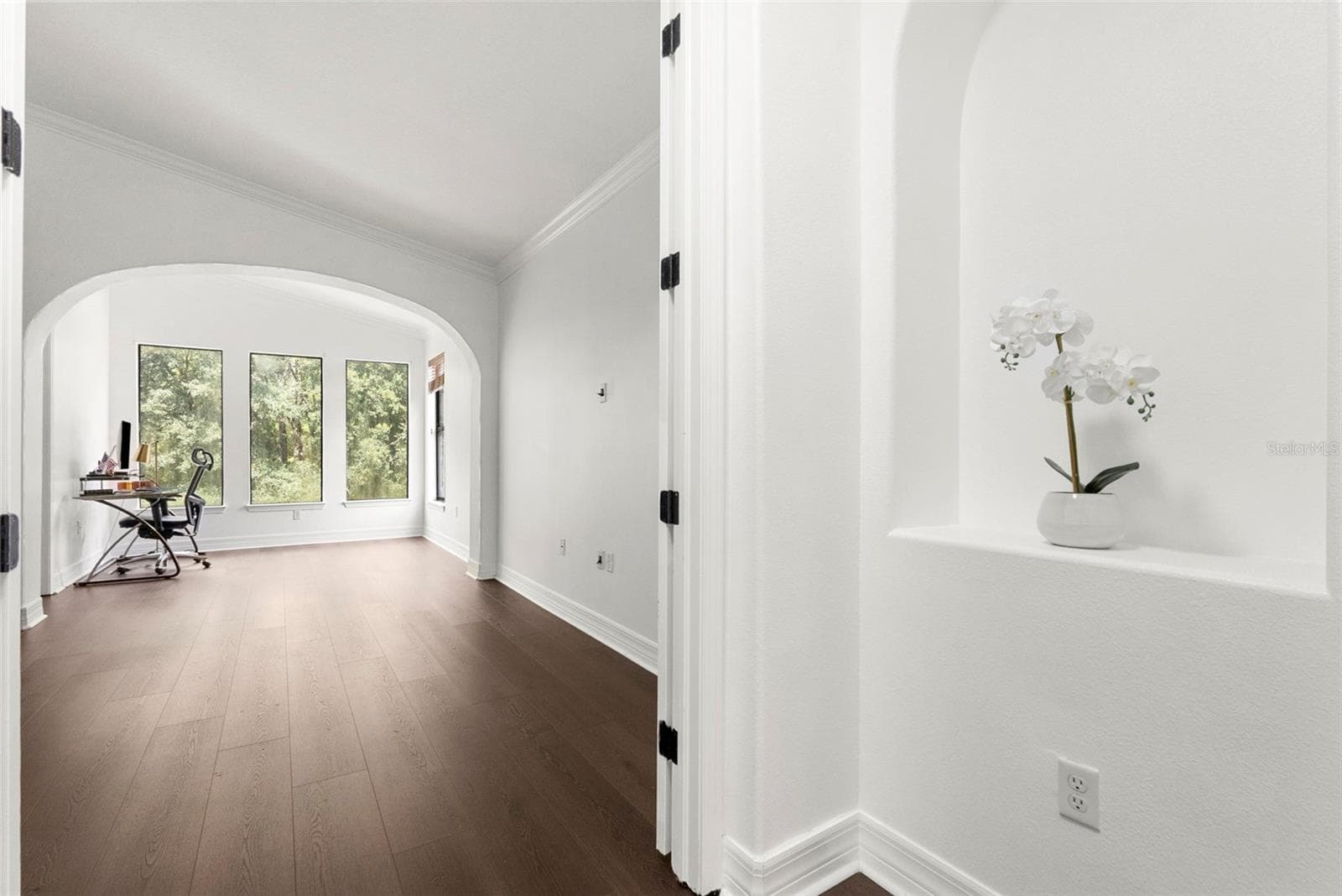 Built-In Arched Shelf - 8264 DUNHAM STATION DR, TAMPA