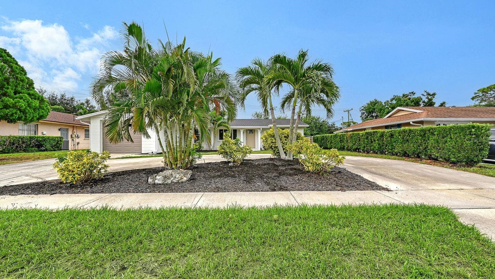 Beautiful Landscaping with nice Palm Trees - 2610 REGATTA DR, SARASOTA