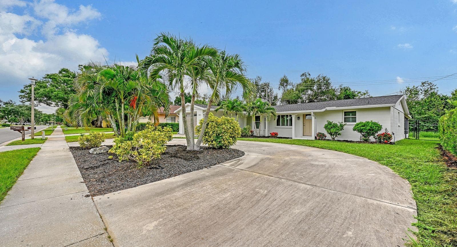 Convenient Circular Driveway - 2610 REGATTA DR, SARASOTA