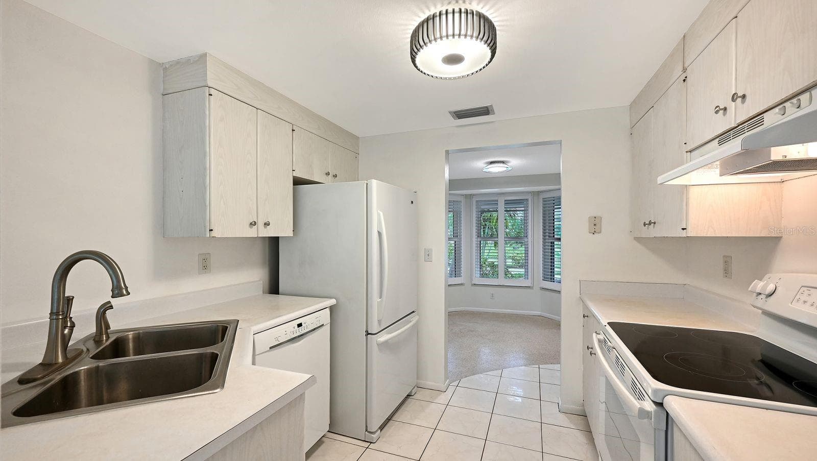 Unstaged Kitchen - 2610 REGATTA DR, SARASOTA