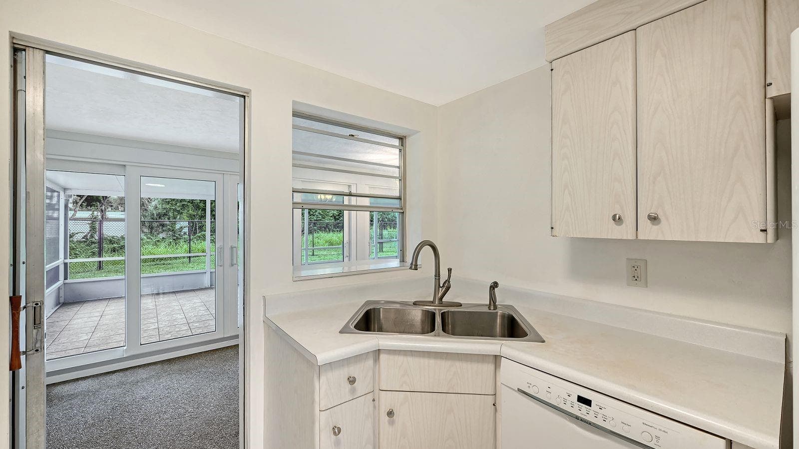 Kitchen, Florida Room & Lanai - 2610 REGATTA DR, SARASOTA