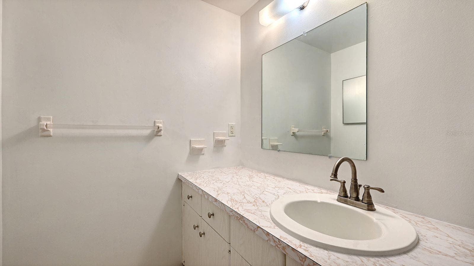 Unstaged Primary Bathroom - 2610 REGATTA DR, SARASOTA