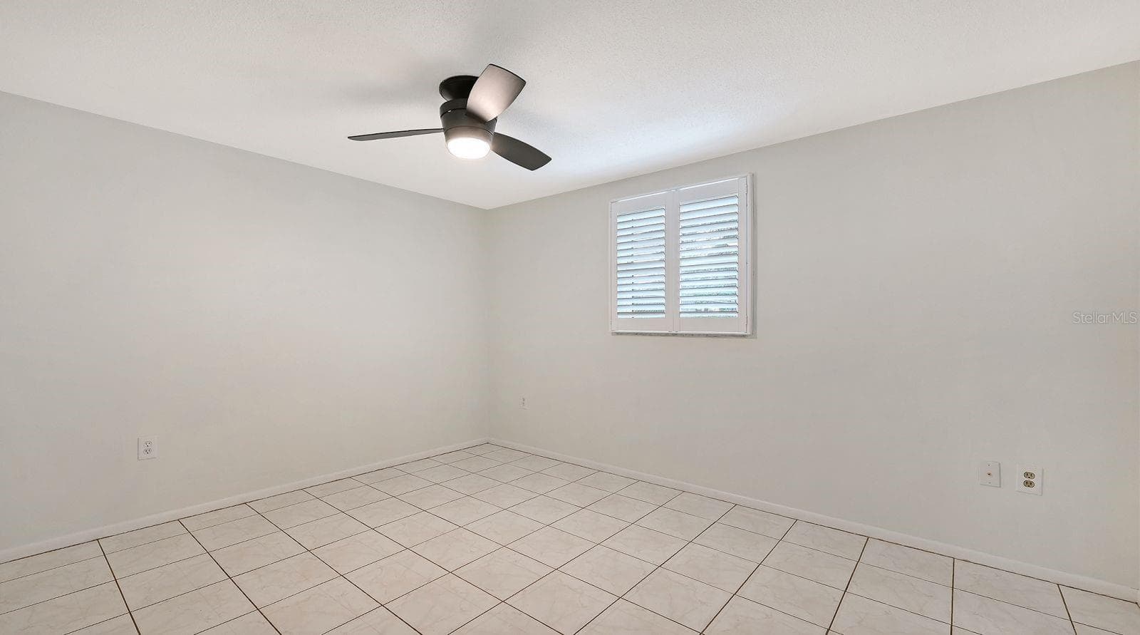 Unstaged Guest Bedroom - 2610 REGATTA DR, SARASOTA