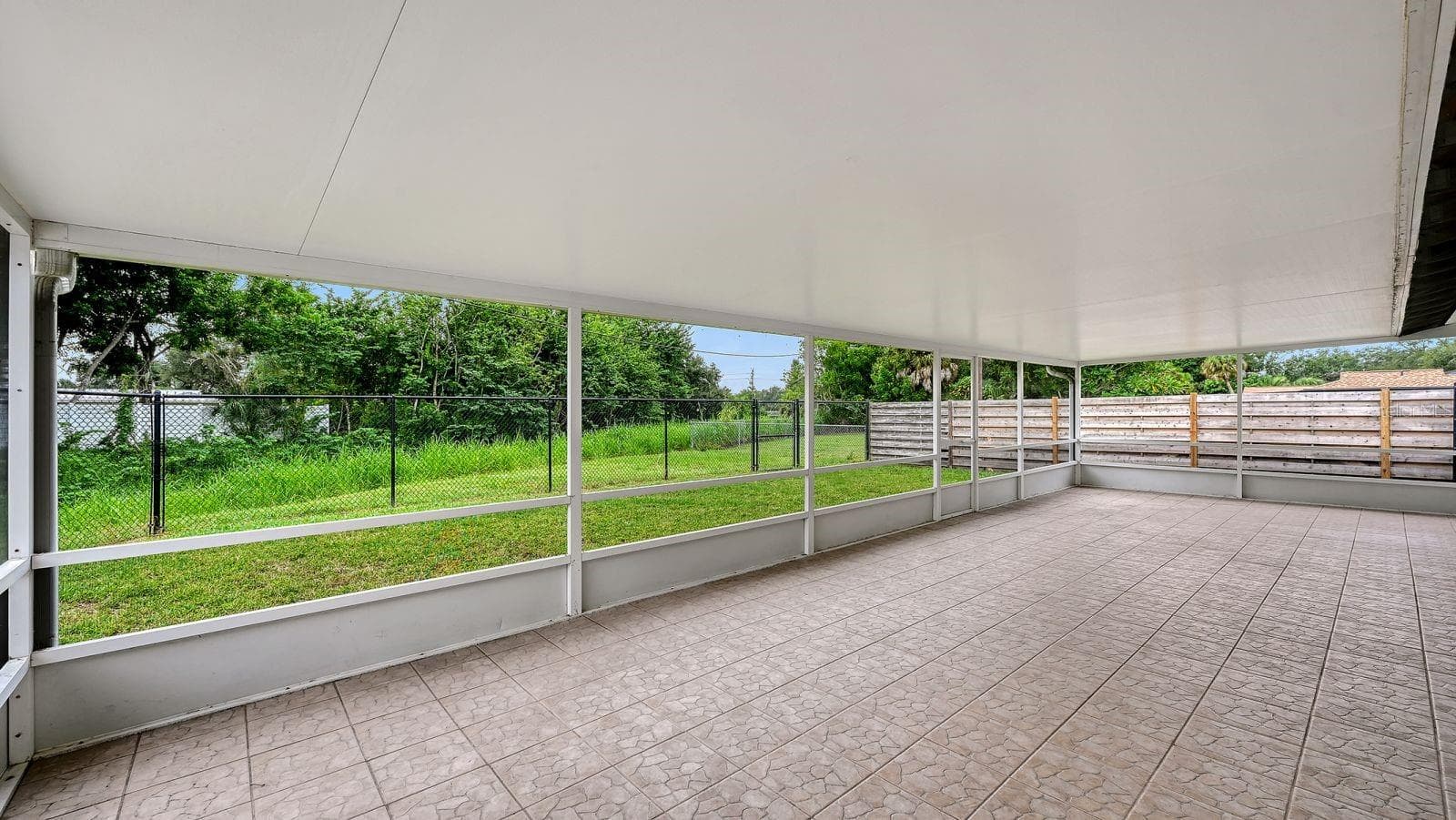 Unstaged Screened Lanai - 2610 REGATTA DR, SARASOTA