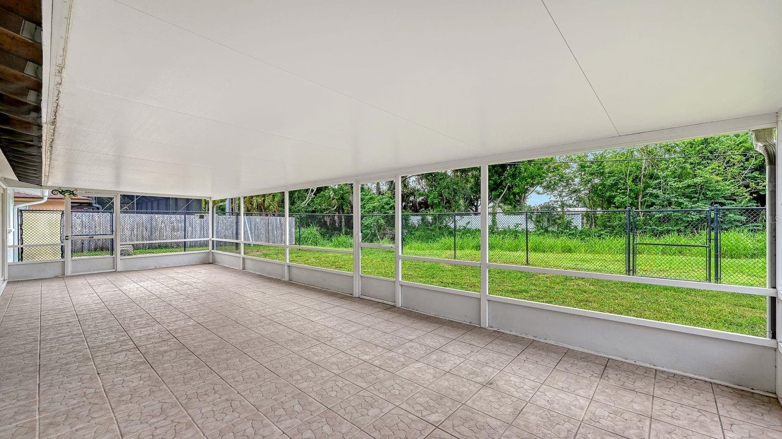HUGE Screened and Covered Lanai - 2610 REGATTA DR, SARASOTA