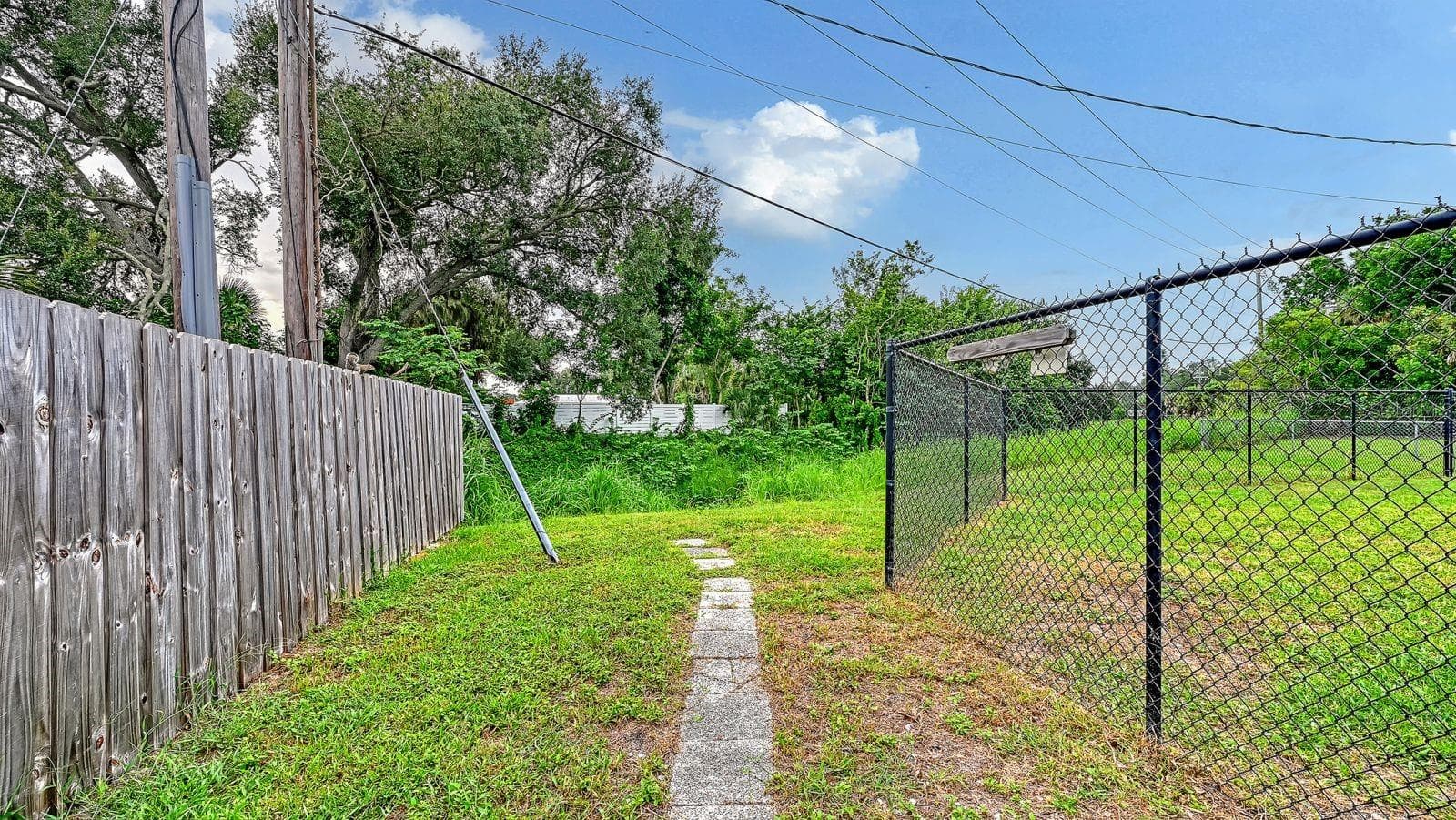 Backyard - 2610 REGATTA DR, SARASOTA