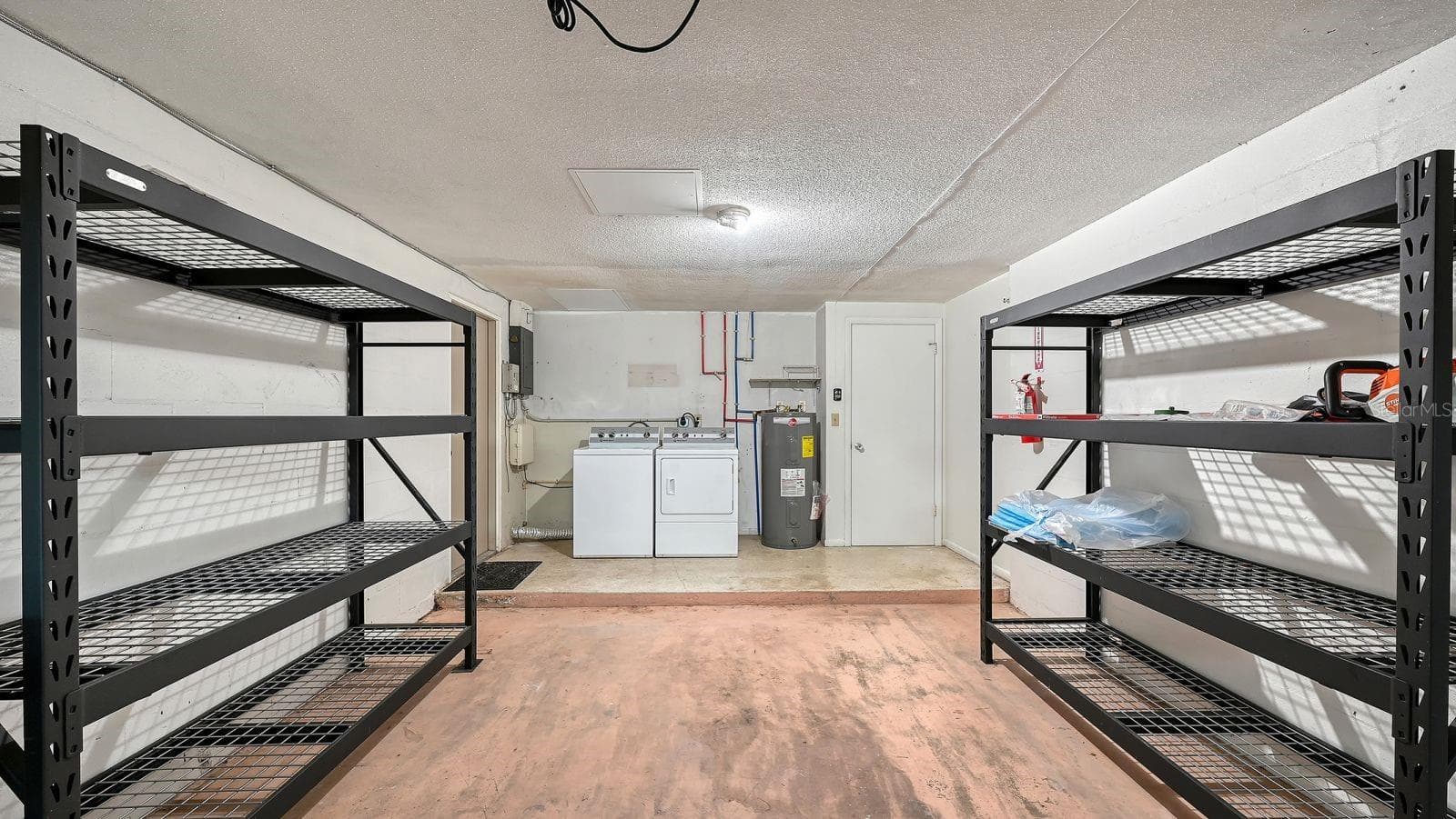 Oversized One Car Garage with a Washer and Dryer - 2610 REGATTA DR, SARASOTA