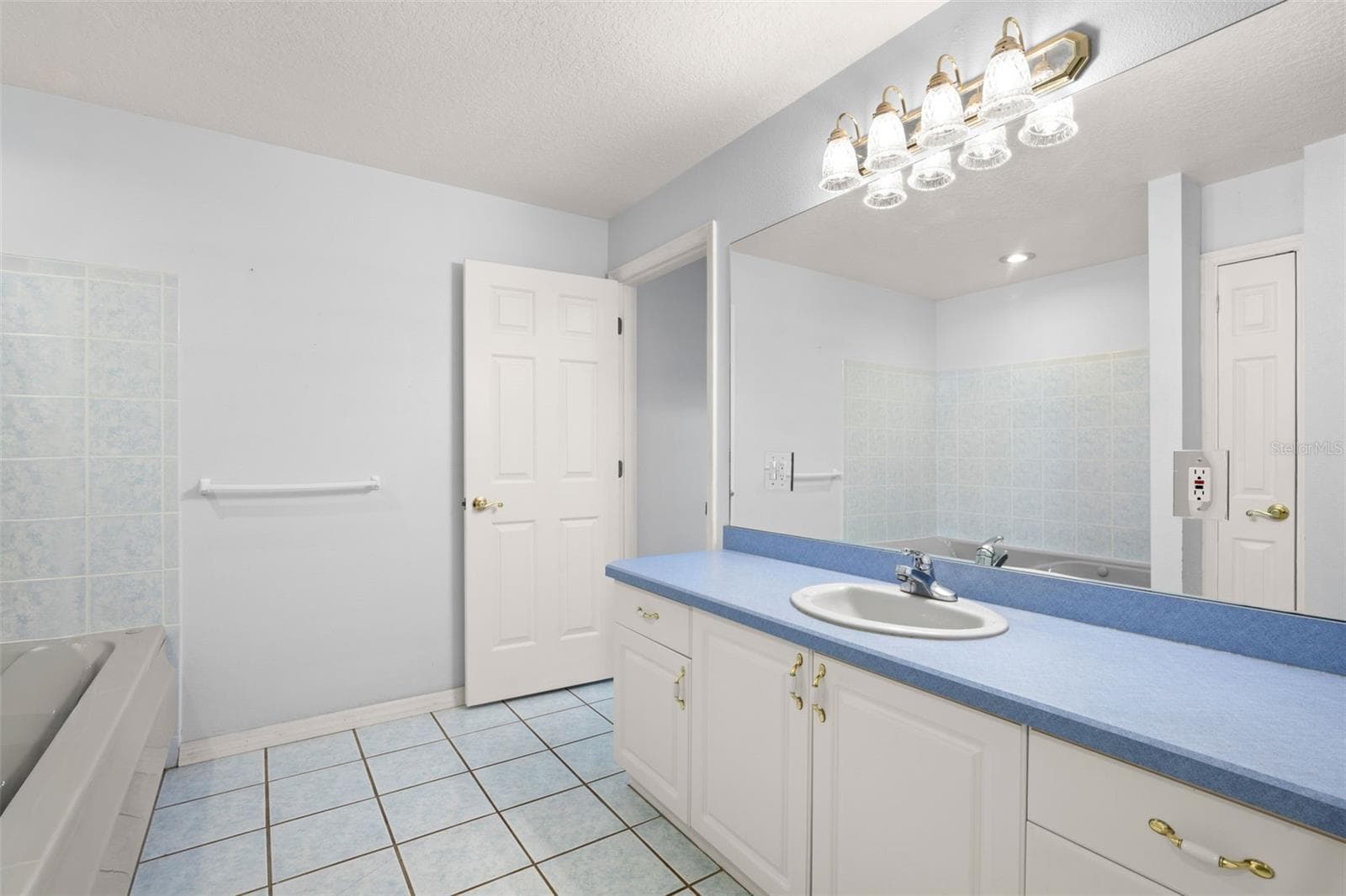 En-Suite Primary Bathroom - 1000 EDMUND AVE, DUNDEE