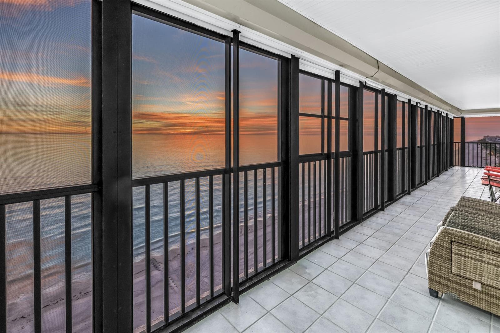 Nature’s finest artwork, unveiled nightly from your own private vantage point - 15462 GULF BLVD #1006, MADEIRA BEACH