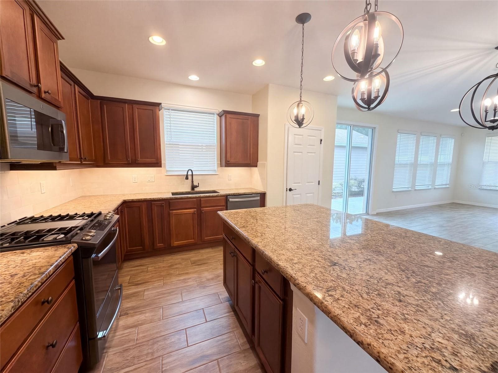Single Family Residence at 394 ALCOVE DR, GROVELAND, photo 7 of 24