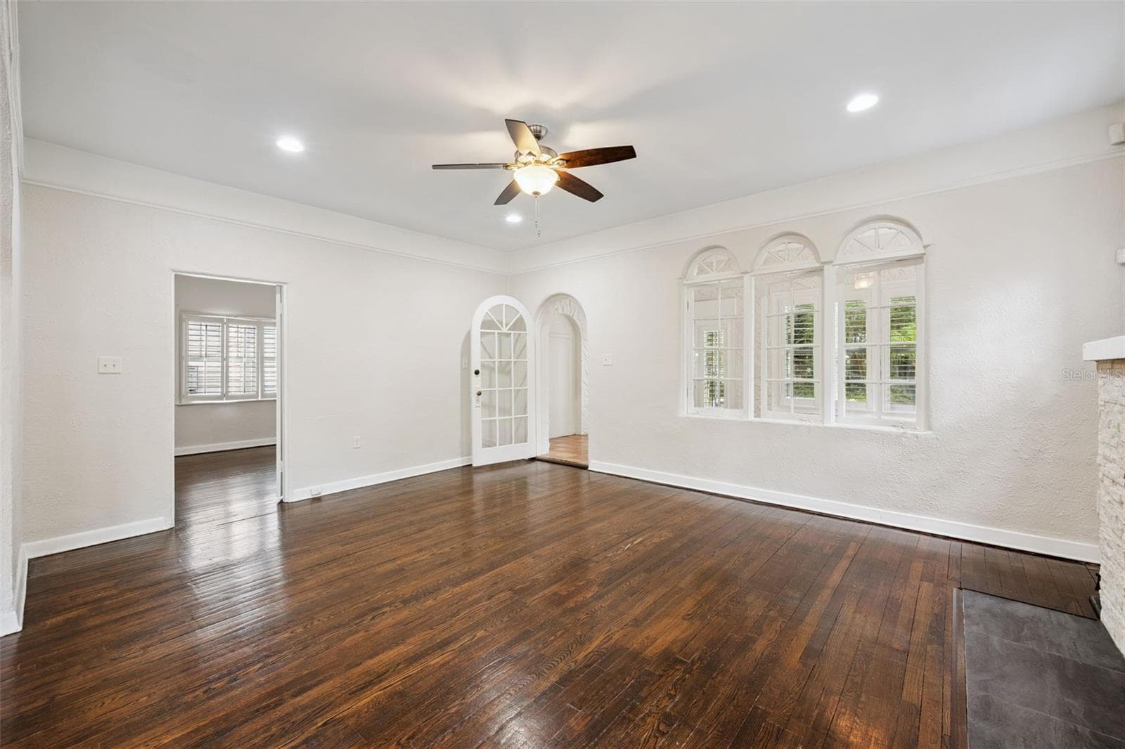 Living Room view towards Florida Room and entry - 215 S LAWSONA BLVD, ORLANDO