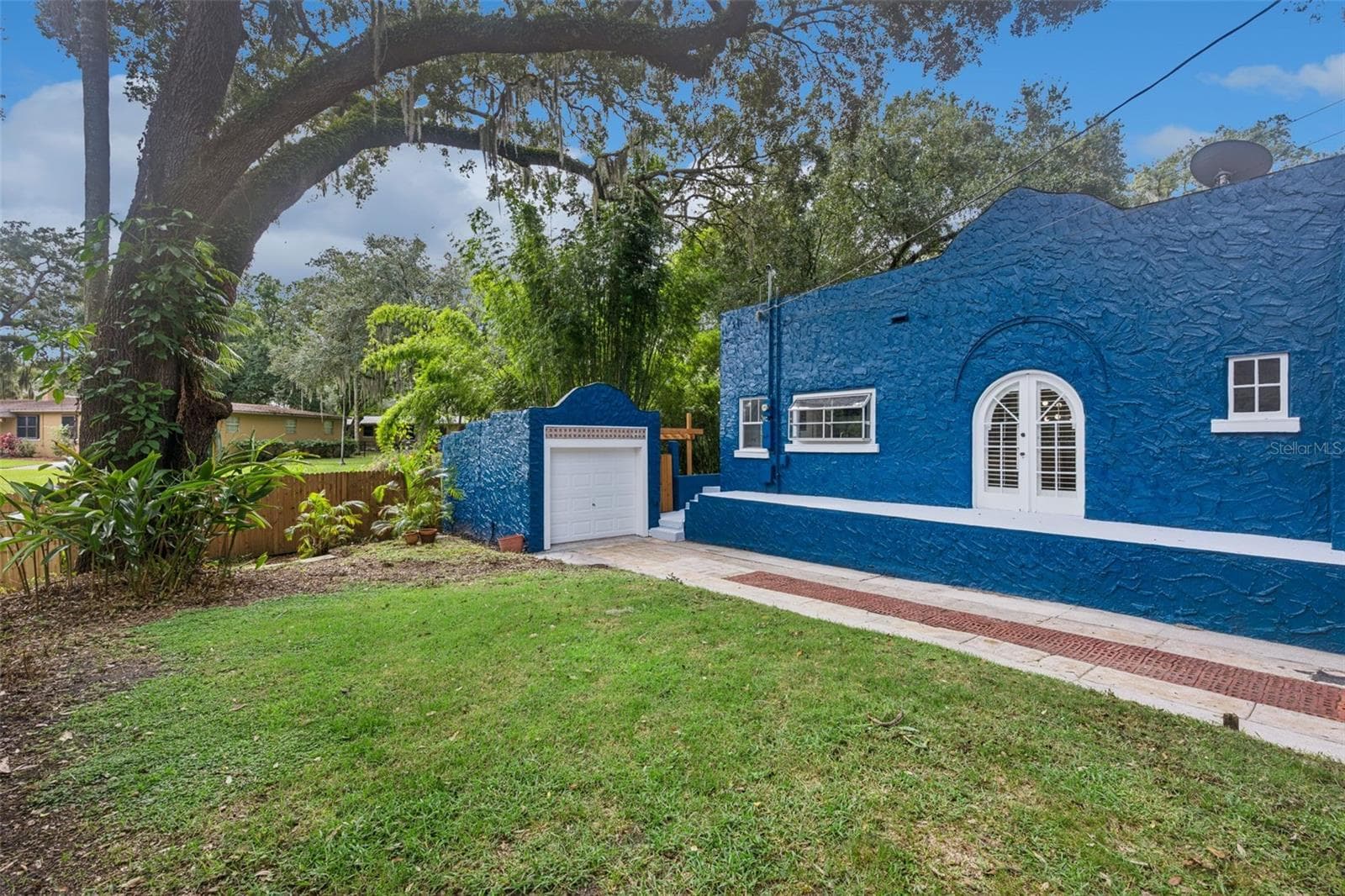 Side Exterior and view of lawn - 215 S LAWSONA BLVD, ORLANDO
