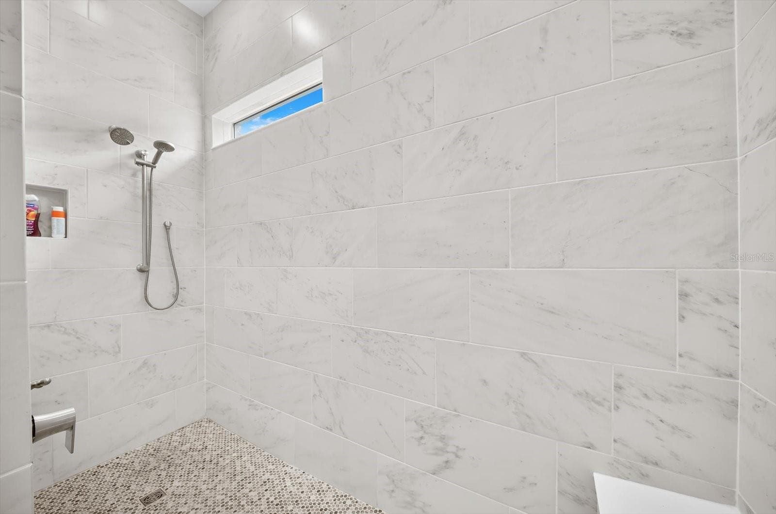 Large walk-in shower in seat - 10716 SARATOGA PL, PARRISH
