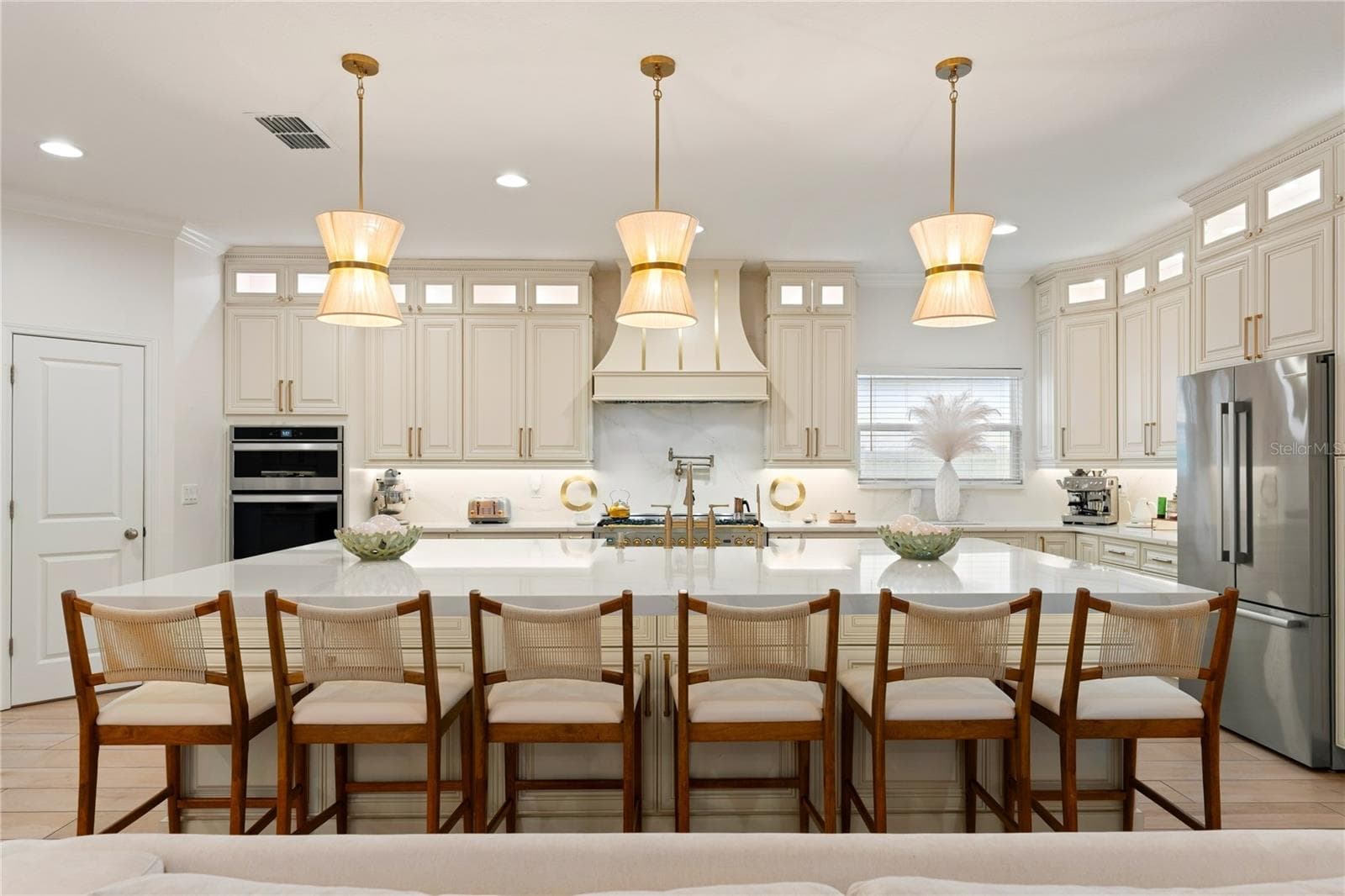 Oversized Quartz Island - 489 AVILA PL, HOWEY IN THE HILLS