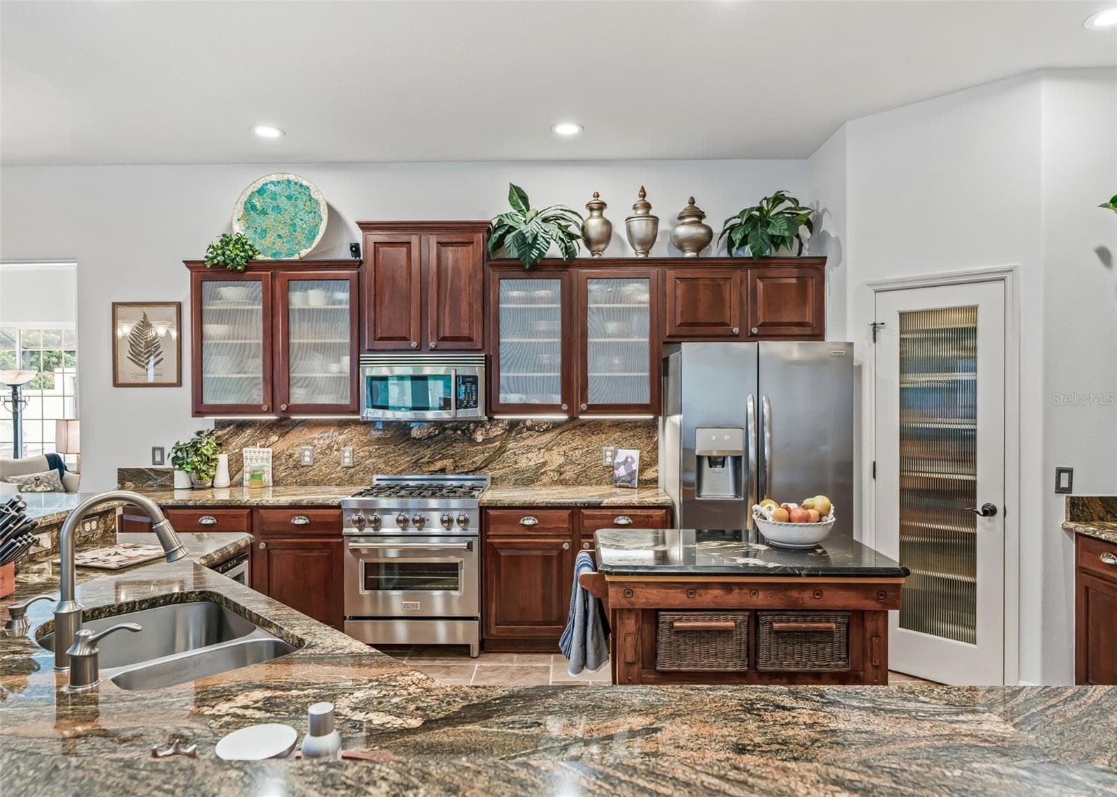 Premium Granite and Full Walk in Pantry - 2917 LARRANAGA DR, THE VILLAGES