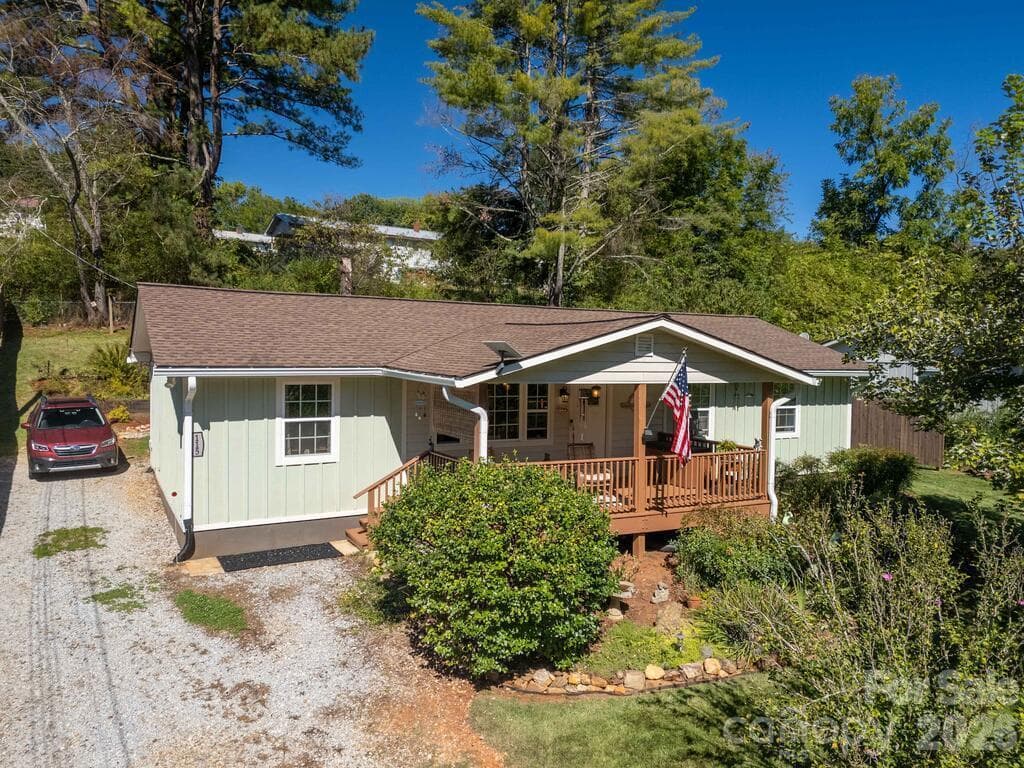 Single Family Residence at 115 Rolling Hills Drive, Franklin, photo 2 of 46