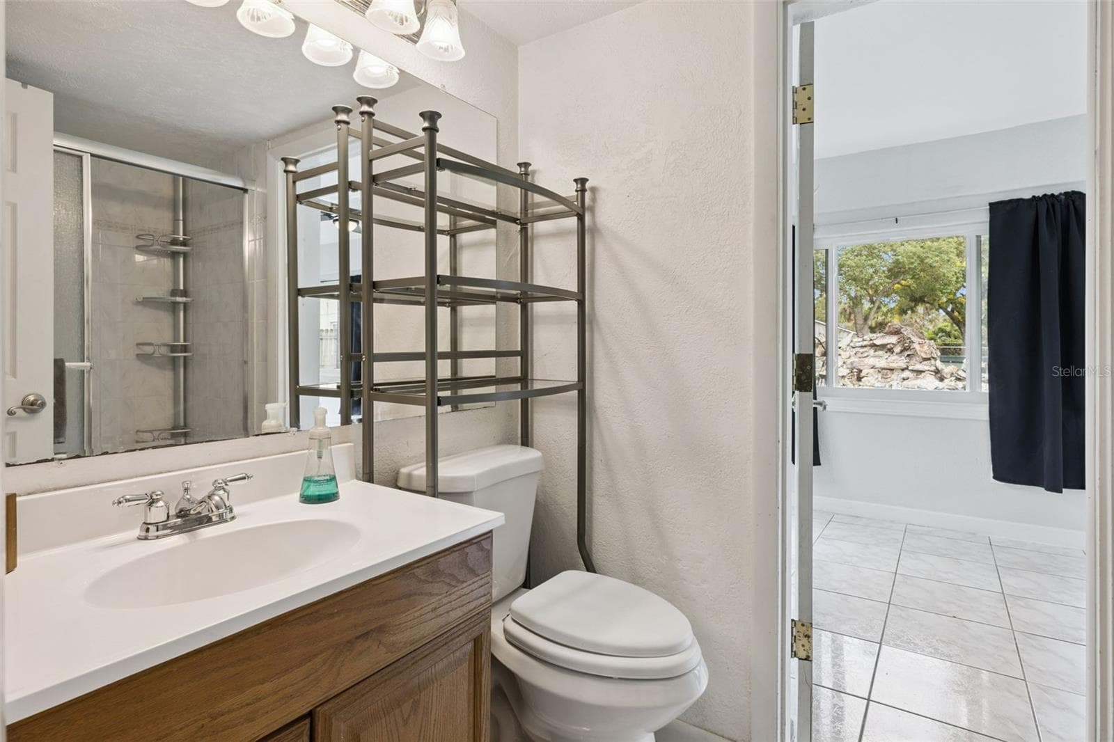 first floor full bathroom - 2228 KING CHARLES CT, WINTER PARK