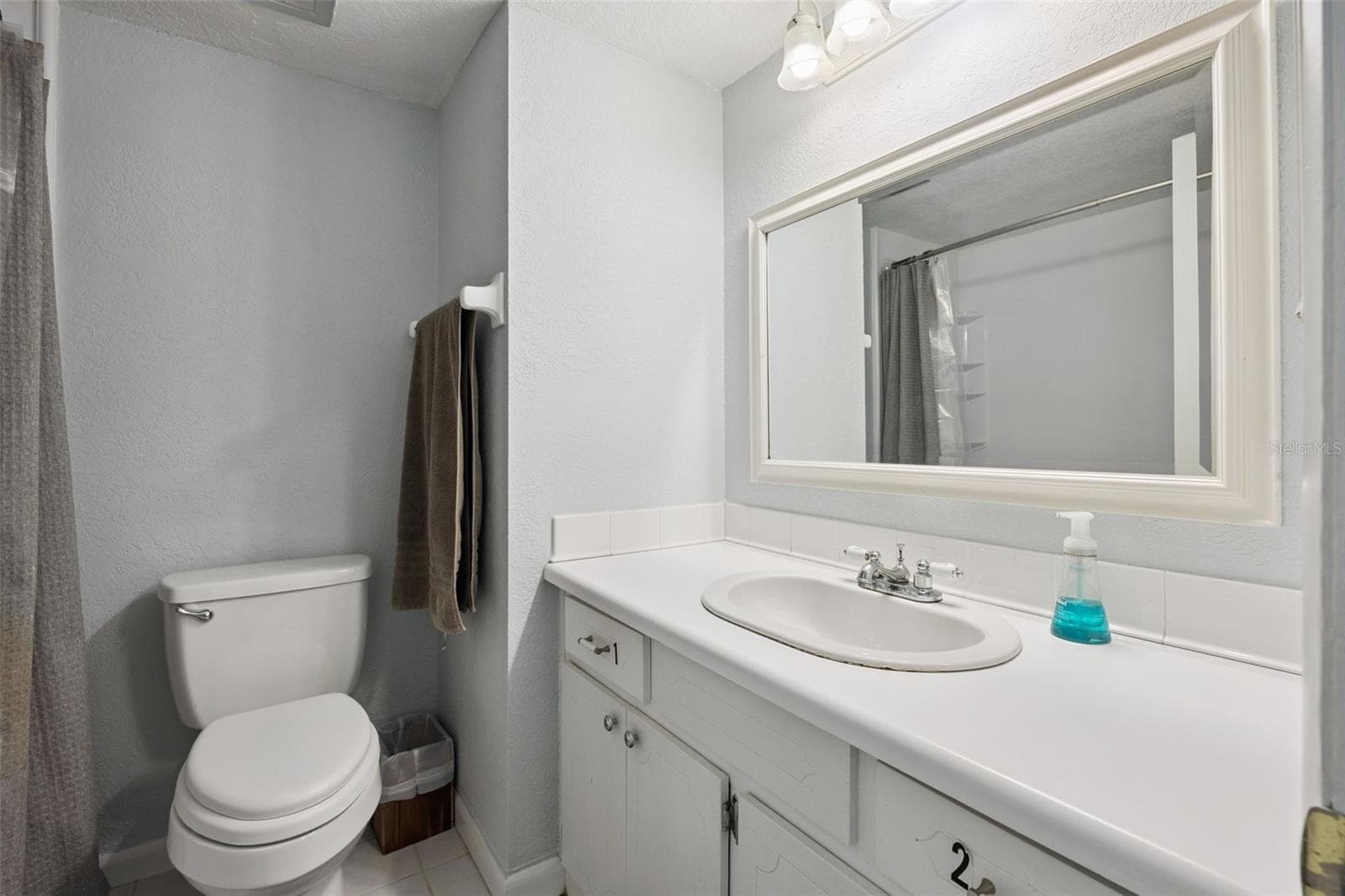 upstairs second full bath - 2228 KING CHARLES CT, WINTER PARK