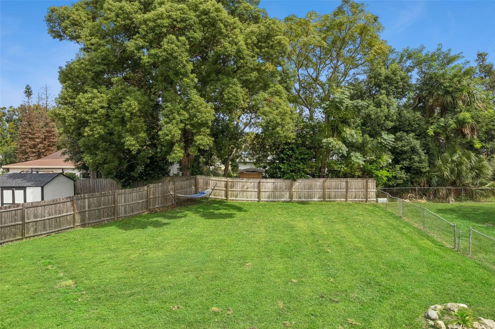 huge backyard - 2228 KING CHARLES CT, WINTER PARK