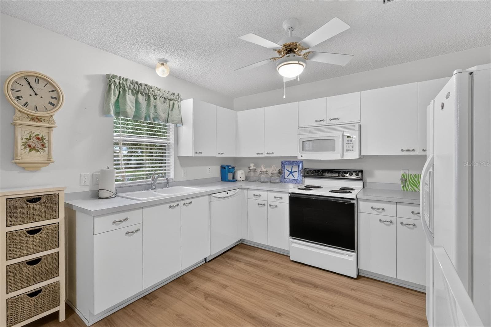 Kitchen with lots of storage space - 1436 W SCHWARTZ BLVD, LADY LAKE