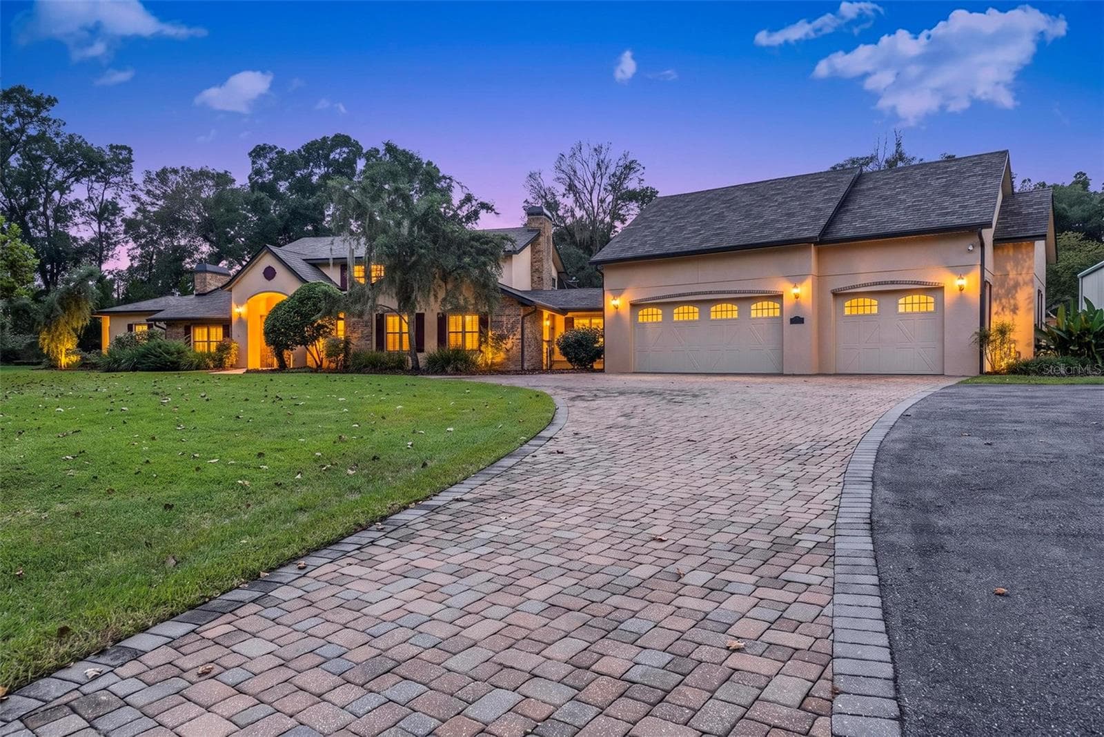 2150 W DALE CIR