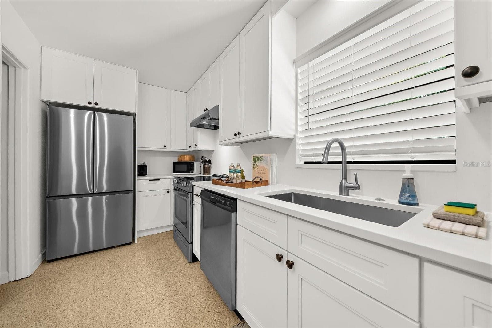 Single Family Residence at 400 75TH ST, HOLMES BEACH, photo 12 of 74