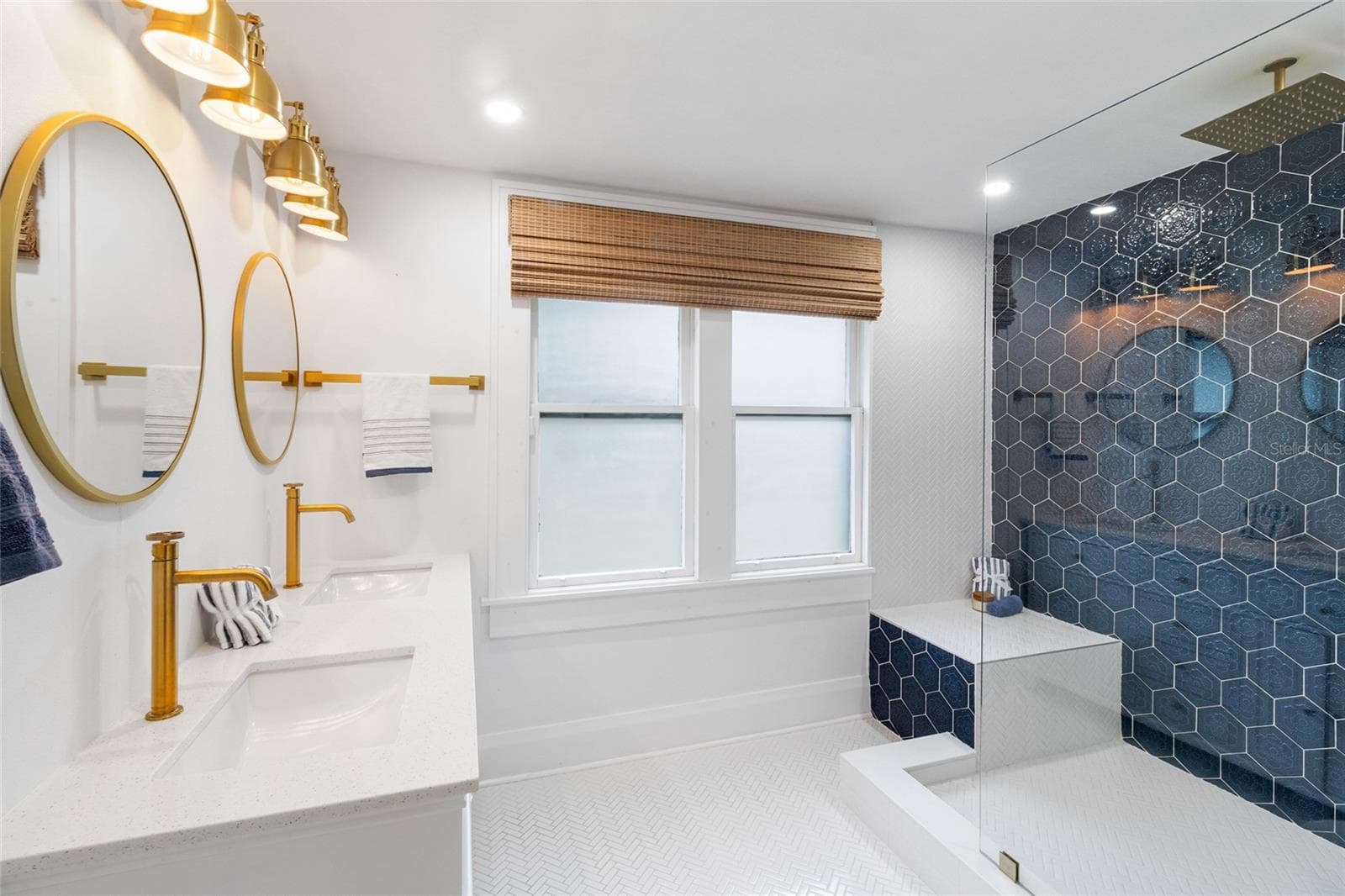 WOW!!! Dual sinks and gorgeous decor! - 2243 HIGHLAND ST S, ST PETERSBURG