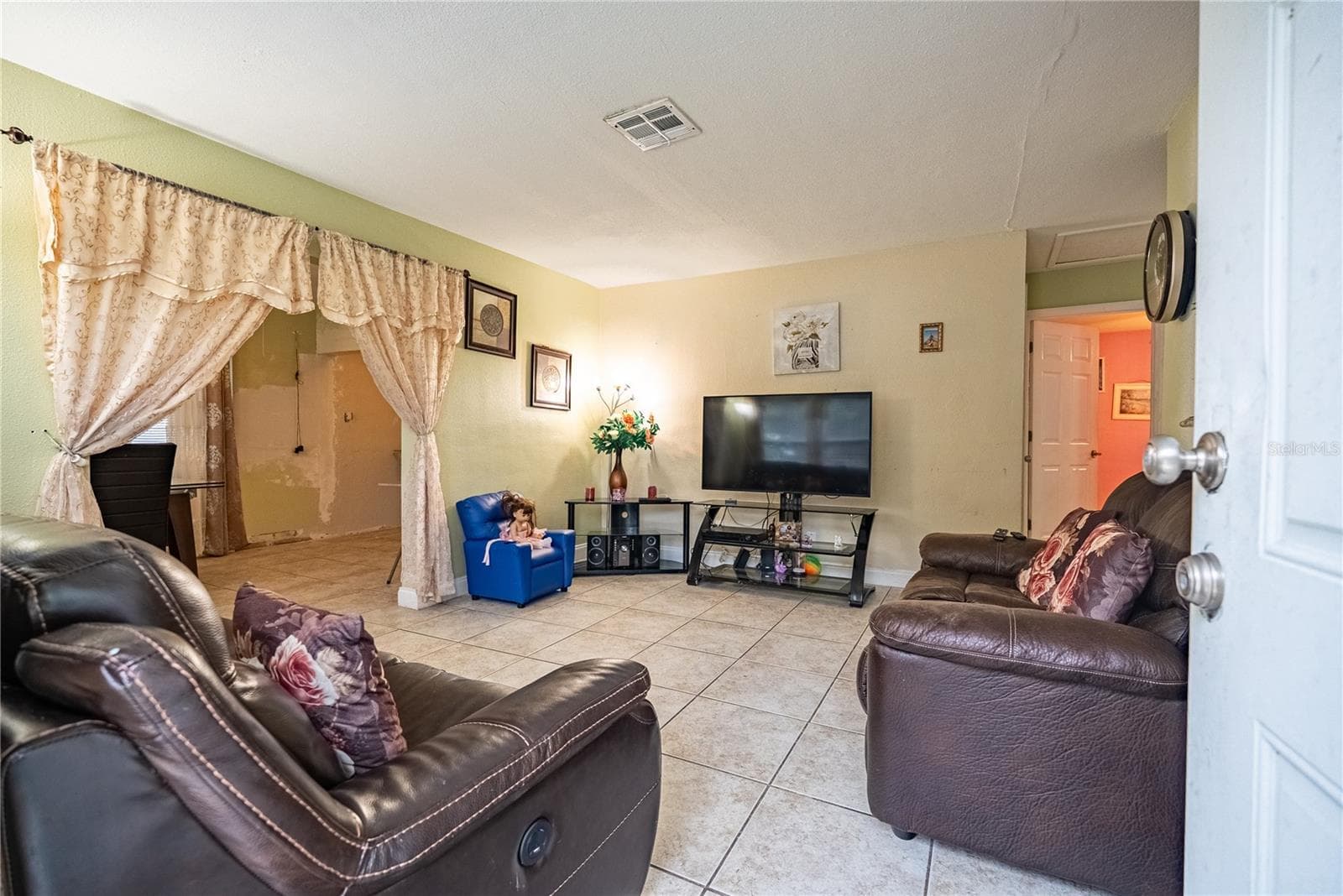 Single Family Residence at 1738 W COMANCHE AVE, TAMPA, photo 4 of 64