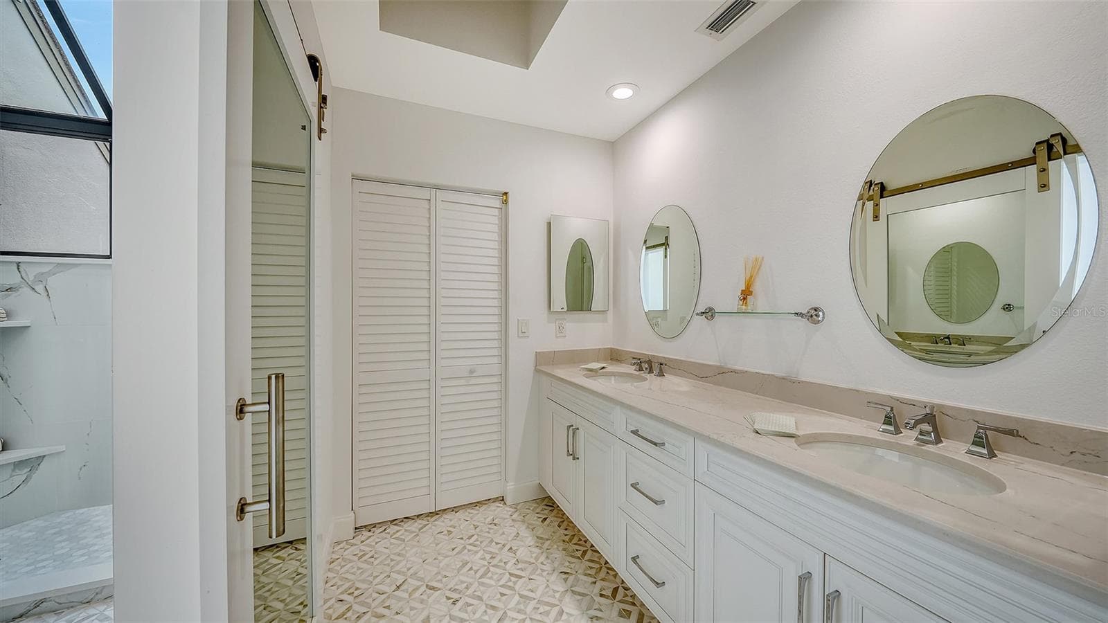 BEAUTIFUL PRIMARY ENSUITE BATHROOM - 1916 HARBOURSIDE DR #804, LONGBOAT KEY