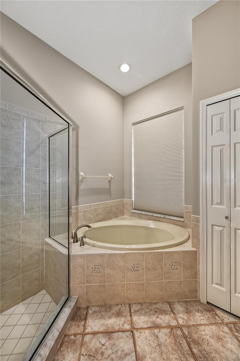 Primary Jetted Tub - 4008 SILK OAK LN, PALM HARBOR