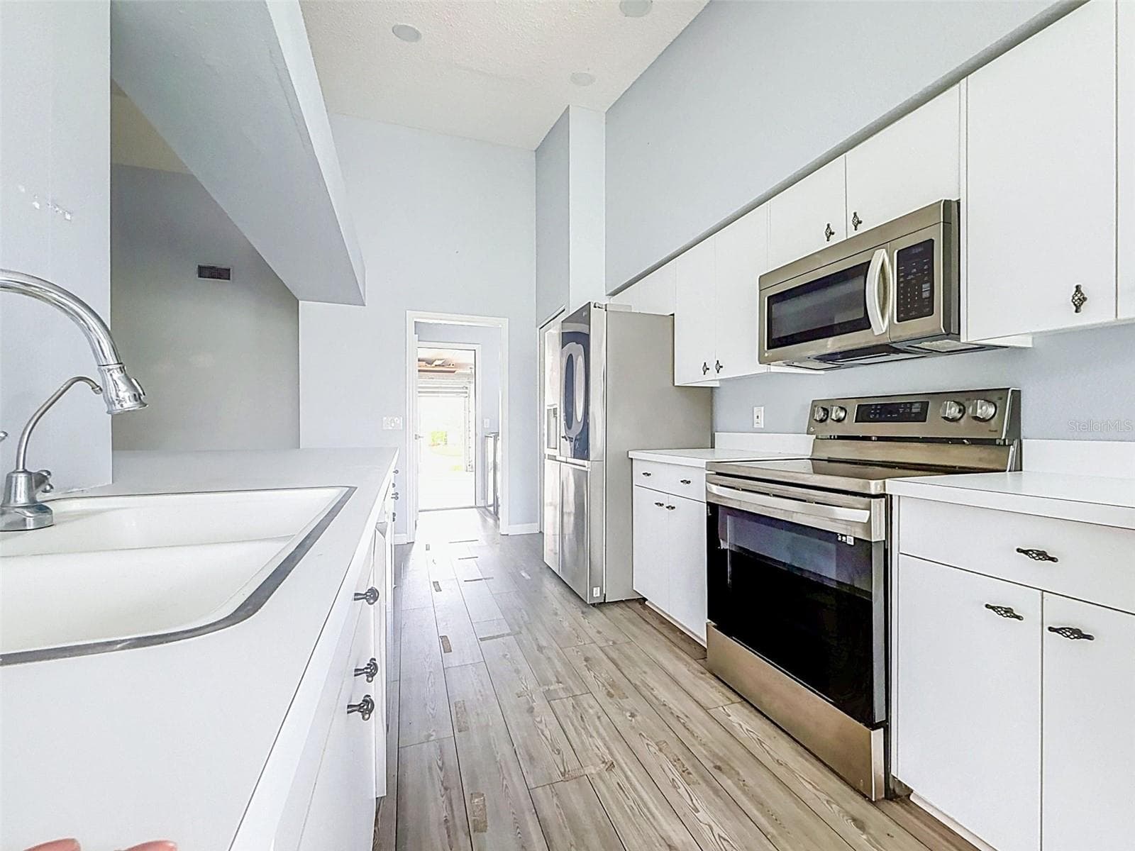 Villa at 18709 SUMMERSONG DR, HUDSON, photo 12 of 52