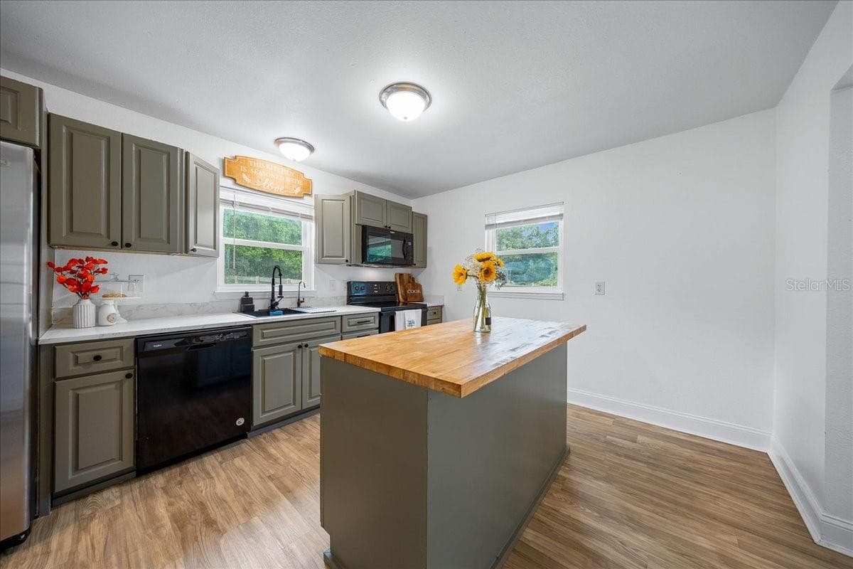 Kitchen Islan - 14871 SE 41ST CT, SUMMERFIELD