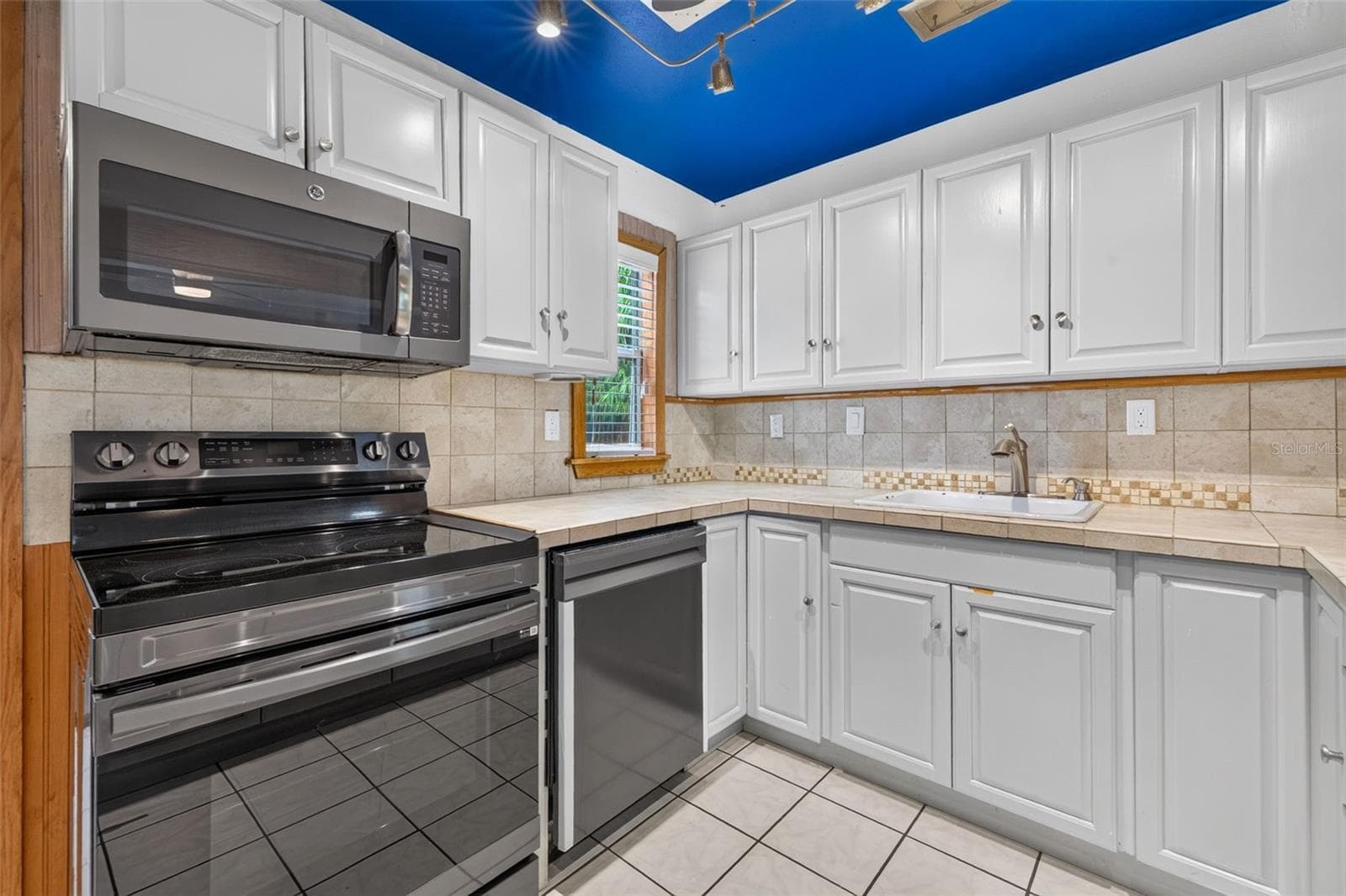 Single Family Residence at 3201 11TH AVE N, ST PETERSBURG, photo 9 of 24