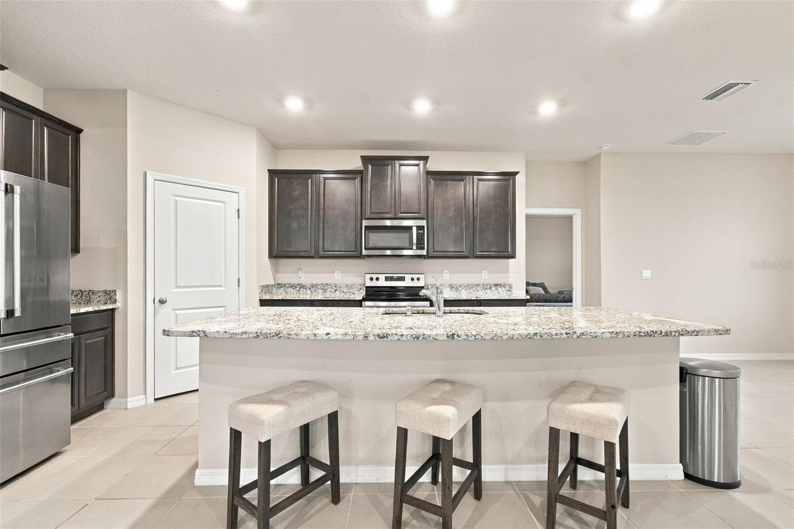 Island seating - 32337 CONCHSHELL SAIL ST, WESLEY CHAPEL