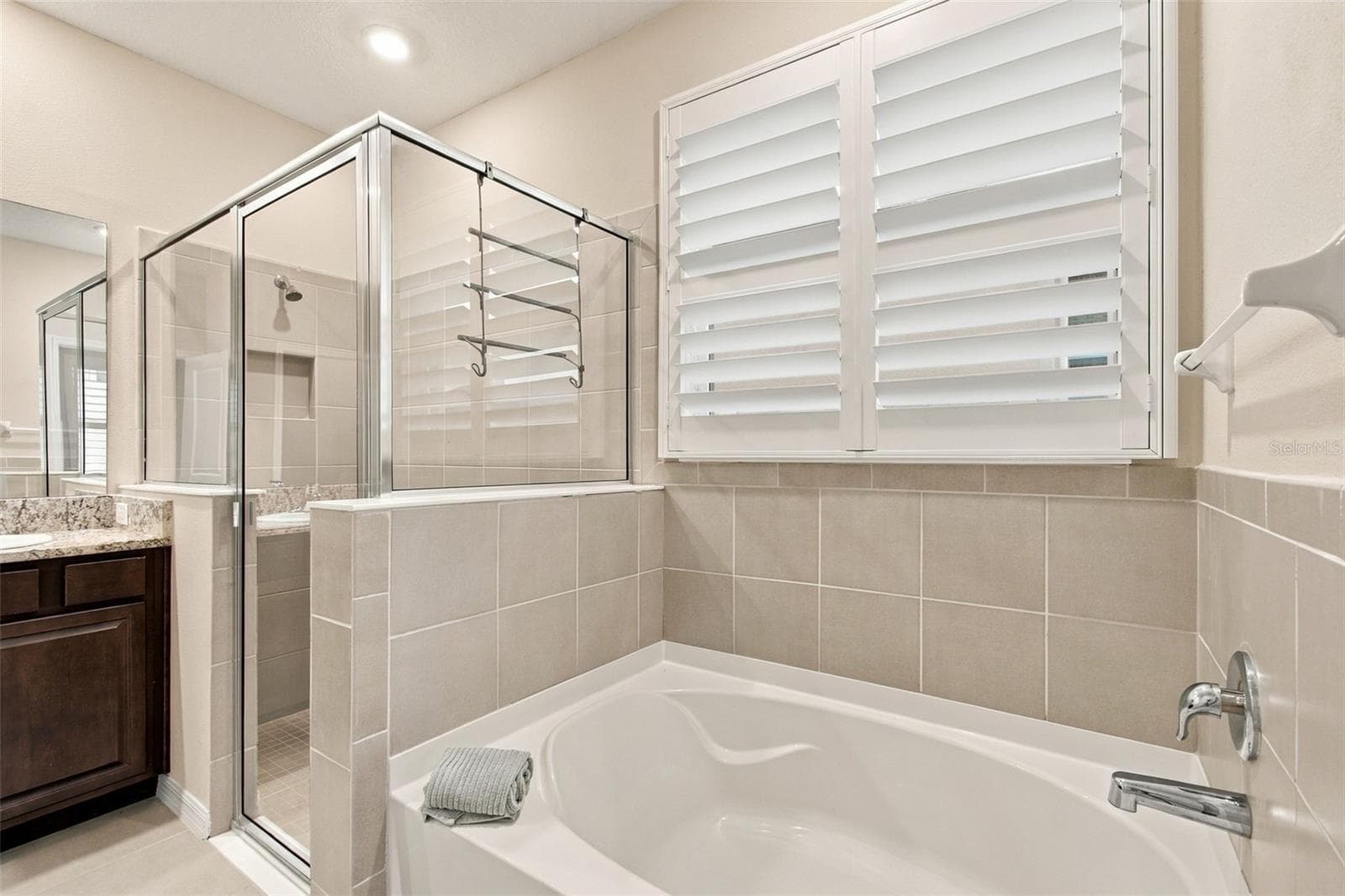 Primary en suite-full soaker tub - 32337 CONCHSHELL SAIL ST, WESLEY CHAPEL