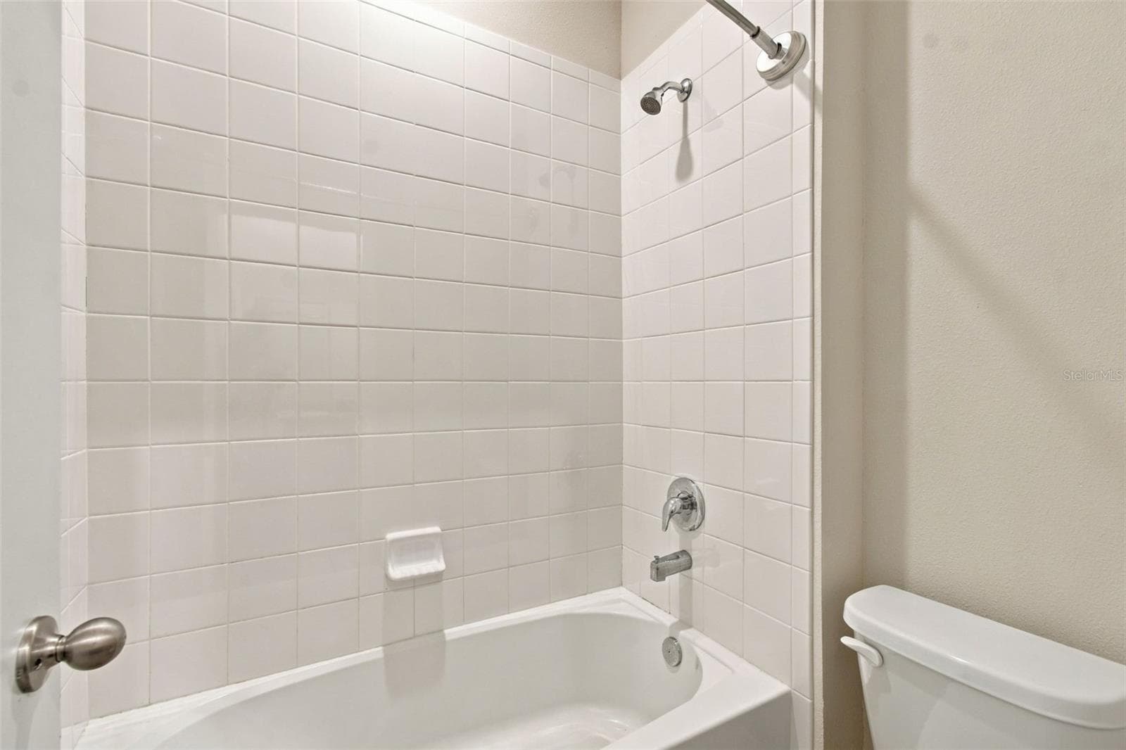 Full tub with enclosure - 32337 CONCHSHELL SAIL ST, WESLEY CHAPEL