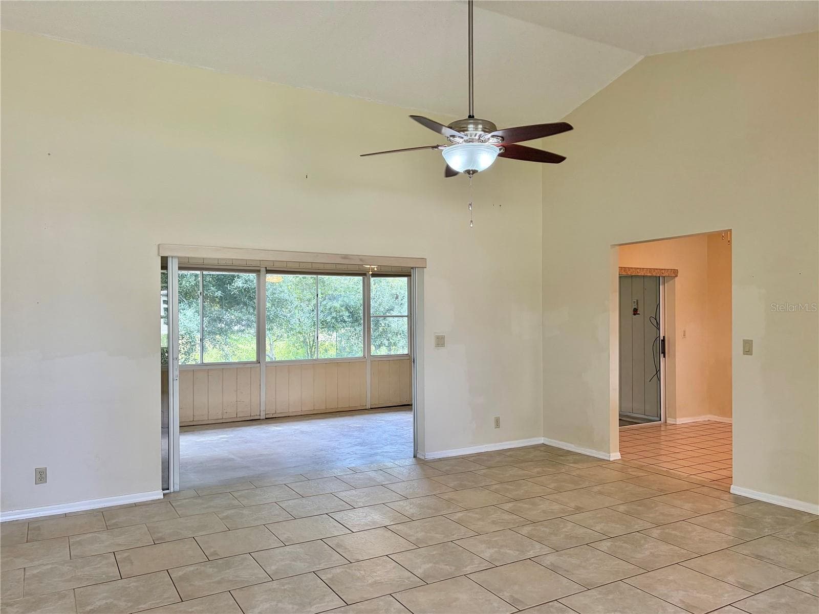 LR has a Ceiling Fan on a Vaulted Ceiling - 8123 BESSEMER AVE, NORTH PORT