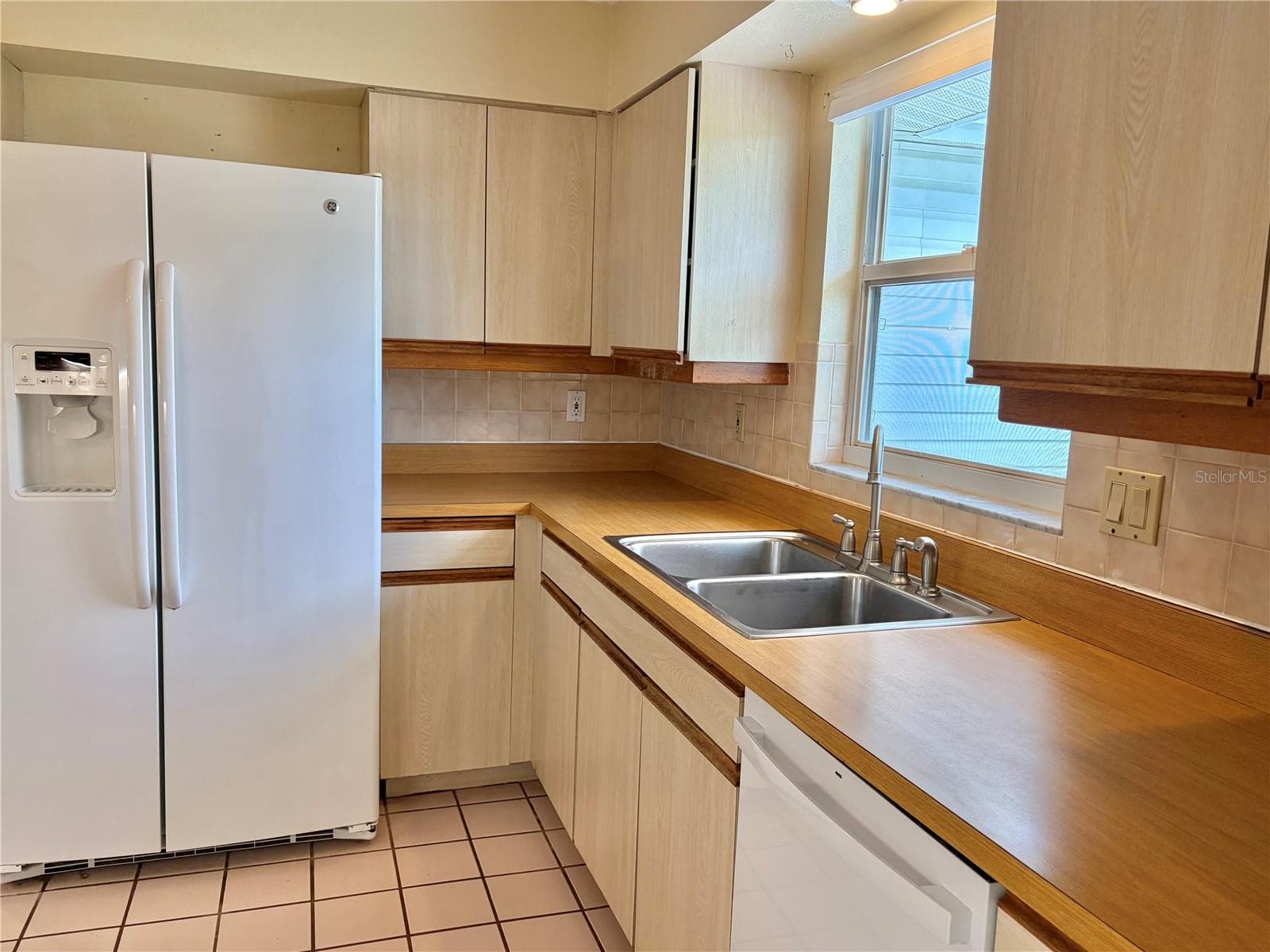 Nice White appliances in Kitchen - 8123 BESSEMER AVE, NORTH PORT