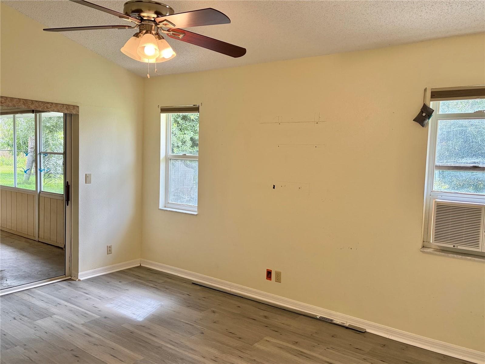 Vinyl Floor & Ceiling Fan - 8123 BESSEMER AVE, NORTH PORT