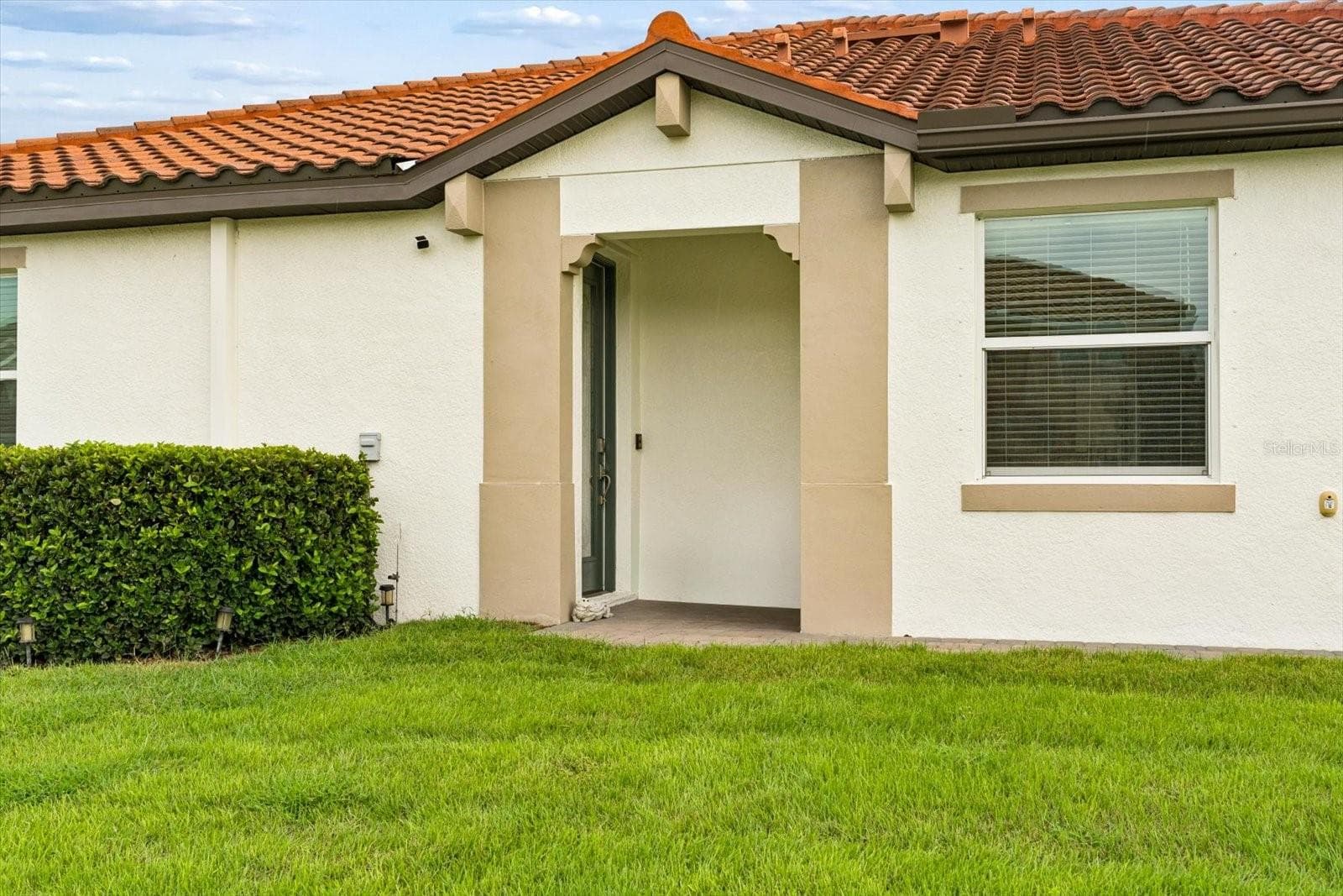 PRIVATE SIDE ENTRY - 2324 SPRINGHAVEN LN, LAKEWOOD RANCH