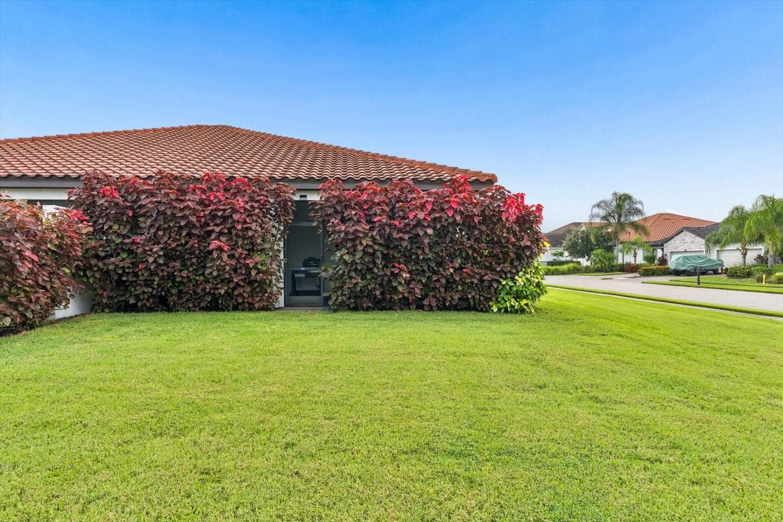 LUSH PRIVATE LANSCAPED LANAI - 2324 SPRINGHAVEN LN, LAKEWOOD RANCH